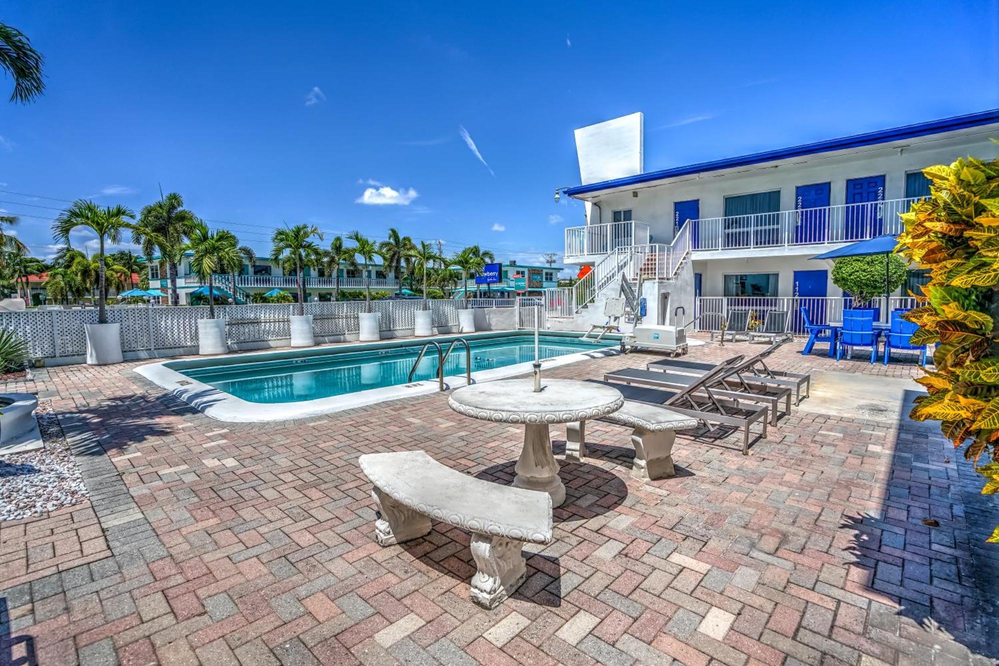 Blue Strawberry By The Sea Hotel Lauderdale-by-the-Sea Екстериор снимка